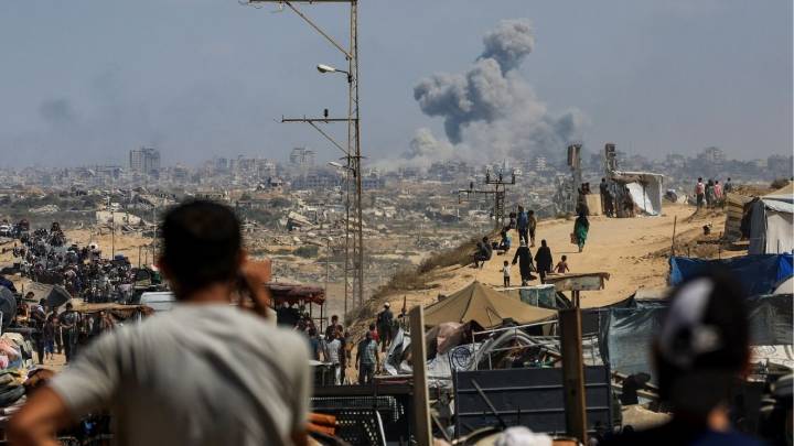 Israeli Tanks Push Deeper Into Gaza City as Trump Talks Peace