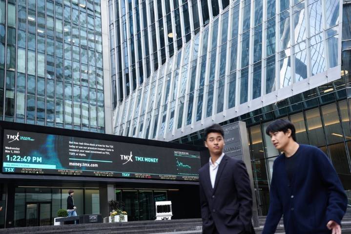 S&P/TSX composite down more than 100 points, U.S. stocks also lower