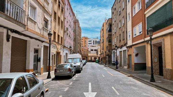 Mislata prohibirá durante dos años convertir bajos en apartamentos turísticos
