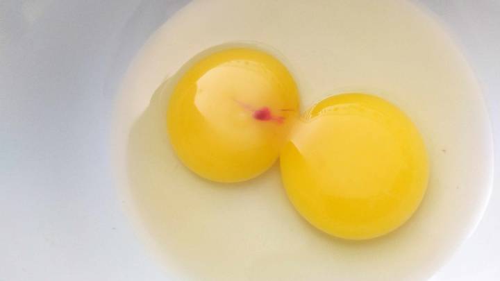 ¿Has notado manchas rojas en los huevos? Revisa si son o no peligrosas para la salud