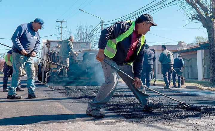 Anuncian que reasfaltarán 17 cuadras