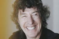 "Es lo más fuerte". Es ingeniero, es el líder de la banda más “rara” del rock rioplatense y a los 63 convoca a un público que tiene la edad de su hija