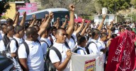 Padres de los 43 de Ayotzinapa protestan en la Autopista del Sol; reprochan a AMLO no cumplir compromiso