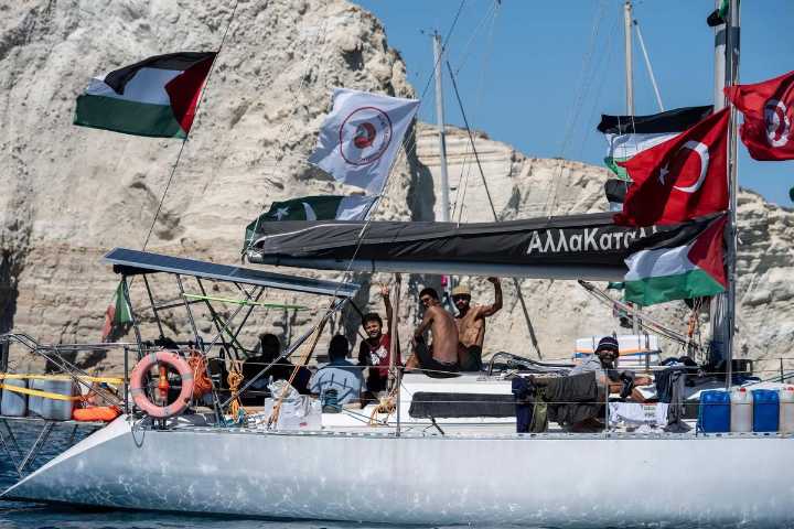 Turquía ayuda a evacuar a activistas de flotilla para Gaza por barco con avería