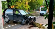 Camioneta se acaba al estrellarse contra puente