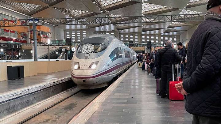 Renfe se vuelca con las Fiestas del Pilar: 430.000 plazas y trenes especiales para viajar a Zaragoza
