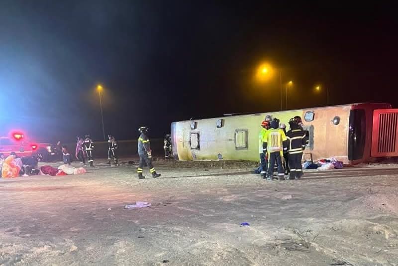 Tres fallecidos y decenas de heridos tras volcamiento de bus cerca de Copiapó