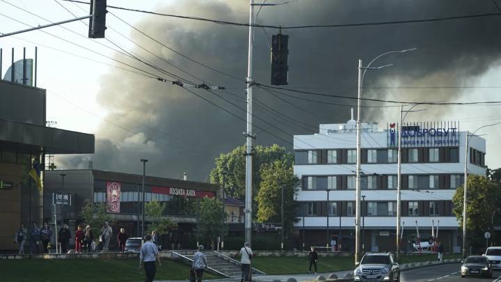 Rusia ataca por primera vez la sede del Gobierno de Ucrania: hay al menos tres muertos en Kiev