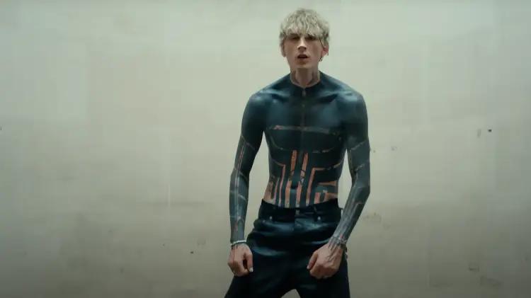Machine Gun Kelly revela el dolor tras su radical tatuaje blackout