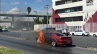 Bebés y adultos que viajaban en auto salen ilesos tras incendiarse en bulevar V. Carranza, Saltillo