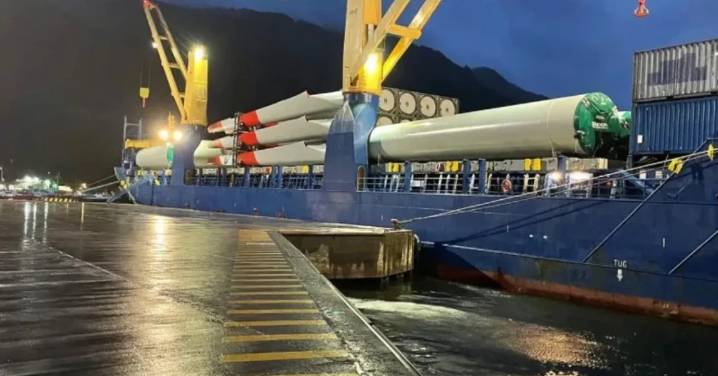 Energía eólica para Aysén: Aerogeneradores llegan al puerto de Chacabuco para el proyecto Alto Baguales