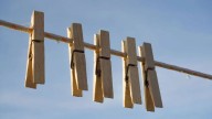 DIY con broches de madera: cómo transformar tus pinzas de ropa en objetos decorativos para la mesa