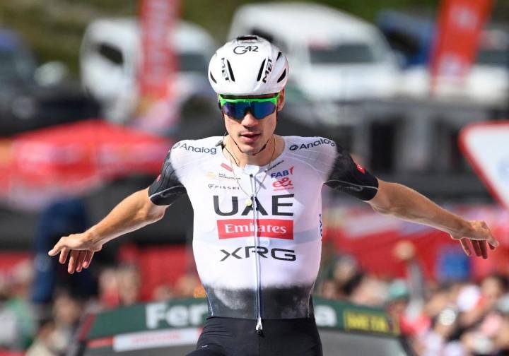Juan Ayuso supera a Javi Romo en Cantabria y se lleva su segunda victoria en esta Vuelta