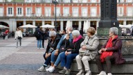 La brecha de género en las pensiones: las mujeres cobran un 30% menos y se jubilan diez meses más tarde para intentar elevar su prestación