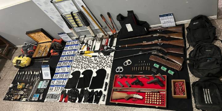 Cayó una banda acusada por 12 entraderas en La Plata: el arsenal hallado en el aguantadero donde planeaban los robos