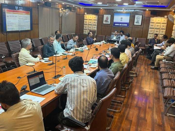 Cabinet Minister Satish Sharma reviews Winter stocking srrangements in Srinagar