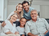 Padres, madres, abuelos y abuelas: estos son los microhábitos de crianza que favorecen a toda la familia