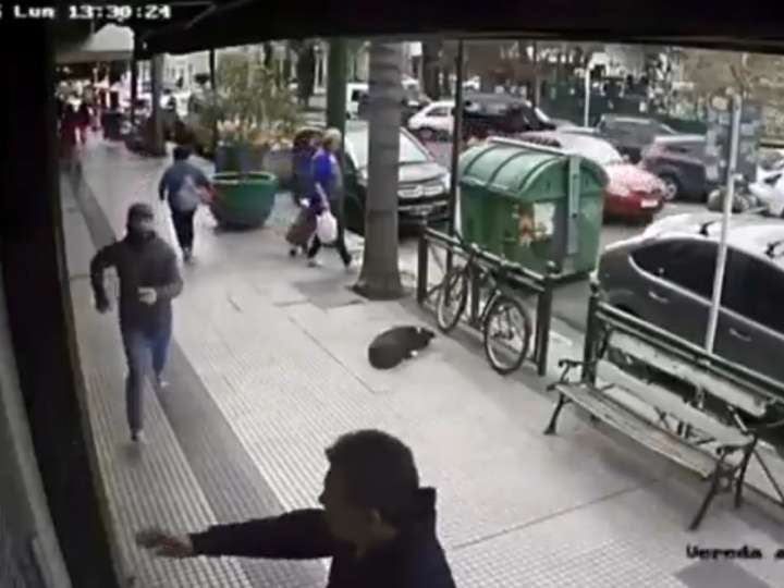 Violento robo en pleno centro de Castelar: a un hombre le sacaron a golpes $ 3.000.000 cuando llegaba a una financiera