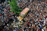 India bids tearful farewell to maverick musician