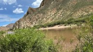 Fuerte corriente sorprende a dos en presa de Agua Prieta