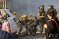 Con gases químicos, detienen a 3 y dispersan protesta contra redadas del ICE en Chicago