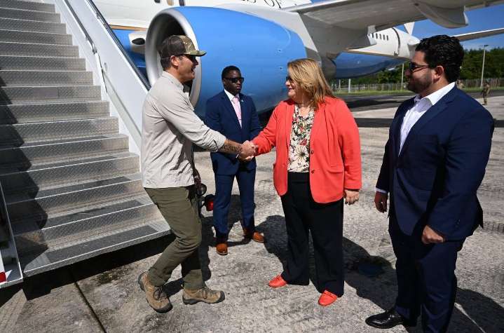 Jefe del Pentágono llegó a Puerto Rico entre ejercicios militares y tensiones con Maduro