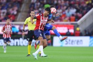 Chivas y Tigres dividen puntos en tormentoso partido