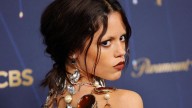 Jenna Ortega brilla con un espectacular top hecho con gemas preciosas en los Emmy