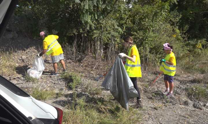 Volunteers help beautify the Valley on World Cleanup Day