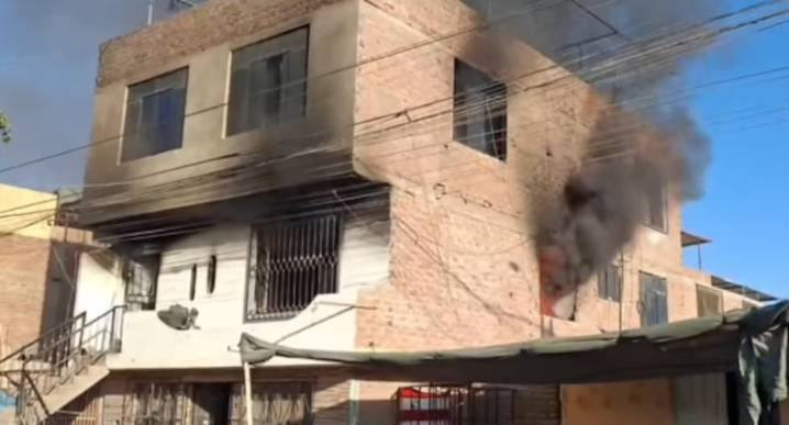 Ica: devastador incendio arrasa vivienda en el Barrio Municipal del malecón Tierras Blancas