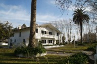 El pueblo que renació entre aves y ruinas industriales