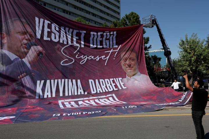 Turkish court adjourns case on whether to oust opposition leader