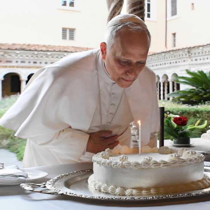 Papa León XIV celebra su cumpleaños 70 con miles de fieles en El Vaticano