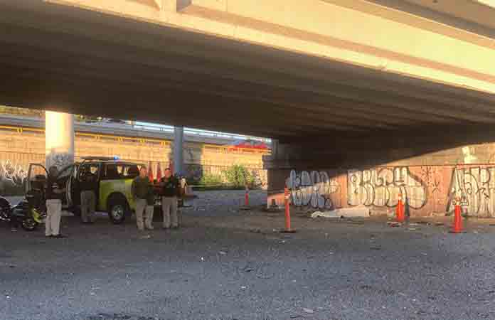 Hallan a indigente sin vida bajo un puente