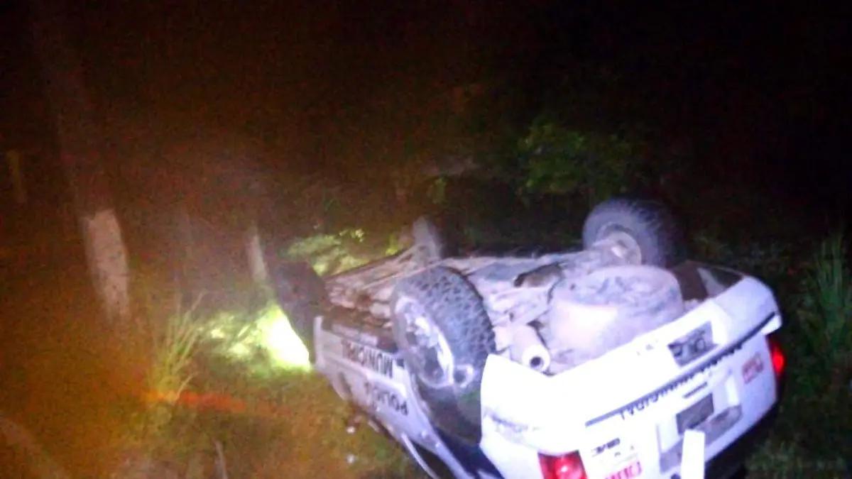 Patrulla de la Policía Municipal de Huejutla sufre volcadura en carretera Orizatlán