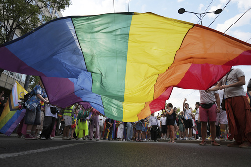 Marcha del orgullo LGBTQ+ en Serbia condena la violencia policial contra manifestantes