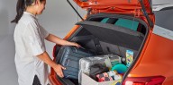 Para qué sirve la ranura de adentro de la puerta del baúl del auto
