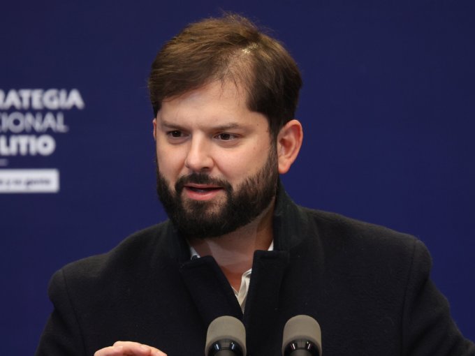 Chile Vamos recomendó al Presidente Boric "ser cauto" y "bajar un cambio" tras valorar fallo contra Bolsonaro