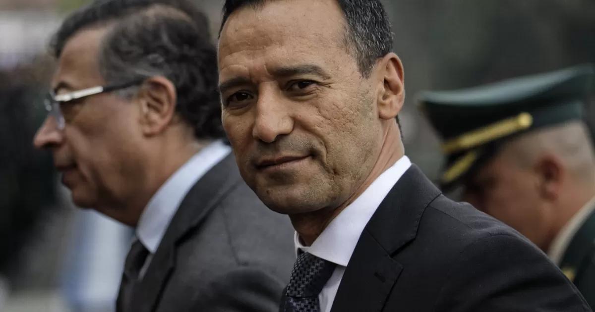 Fiscalía indaga denuncia contra el MinDefensa y general (r) Zapateiro por supuesta traición