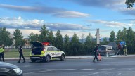 Un coche se sube a la rotonda de Chile: La intervención de los bomberos en el impactante accidente de tráfico