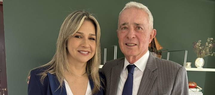 Vicky Dávila se reunió con Uribe, que respeta "su candidatura independiente"