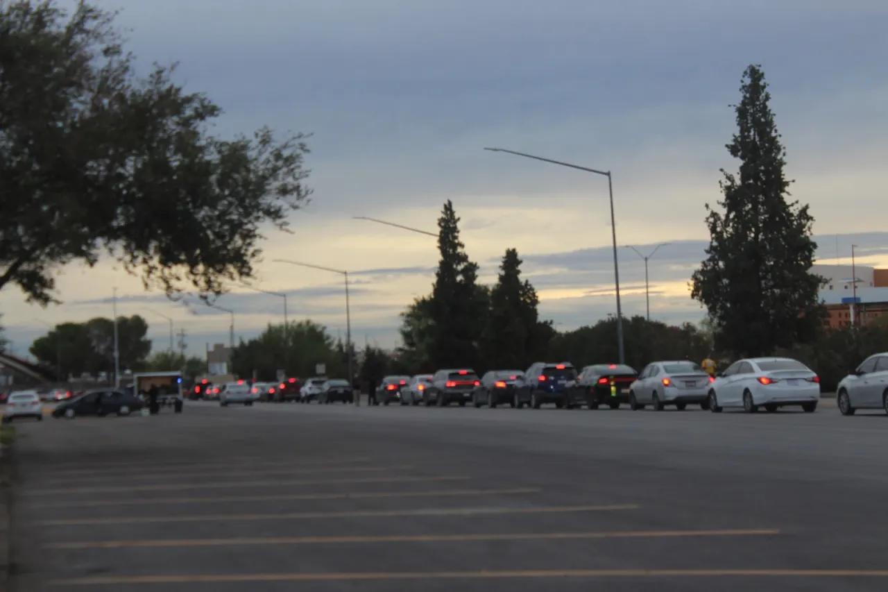 Largas filas en los cruces internacionales para ir a El Paso