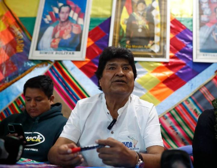 Le pasa la mano a dictador