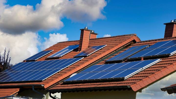 Características clave que debe tener su casa si está pensando en instalar paneles solares para reducir el consumo de energía