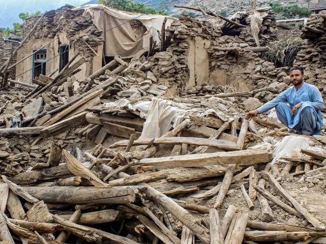 UN refugee chief urges Pakistan to pause Afghan expulsions after quake