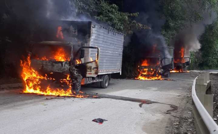 Queman tres camiones en la vía Pereira-Quibdó: hallan indumentaria asociada al Eln