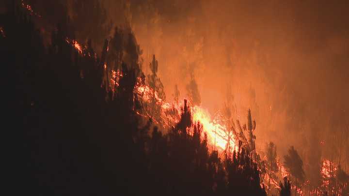 O incendio de Pantón obriga a evacuar varios núcleos no concello de Sober
