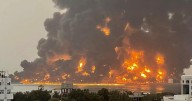 Israel bombardea el puerto de Al Hodeida tras emitir una orden de evacuación