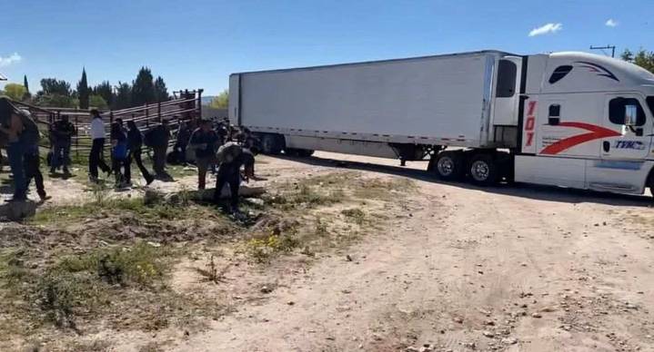 Abandonan tráiler con más de 100 migrantes en comunidad de Durango