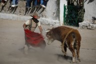 “Es nuestro San Fermín”. La corrida de toros donde el objetivo no es matarlos, sino quitarles una vincha roja